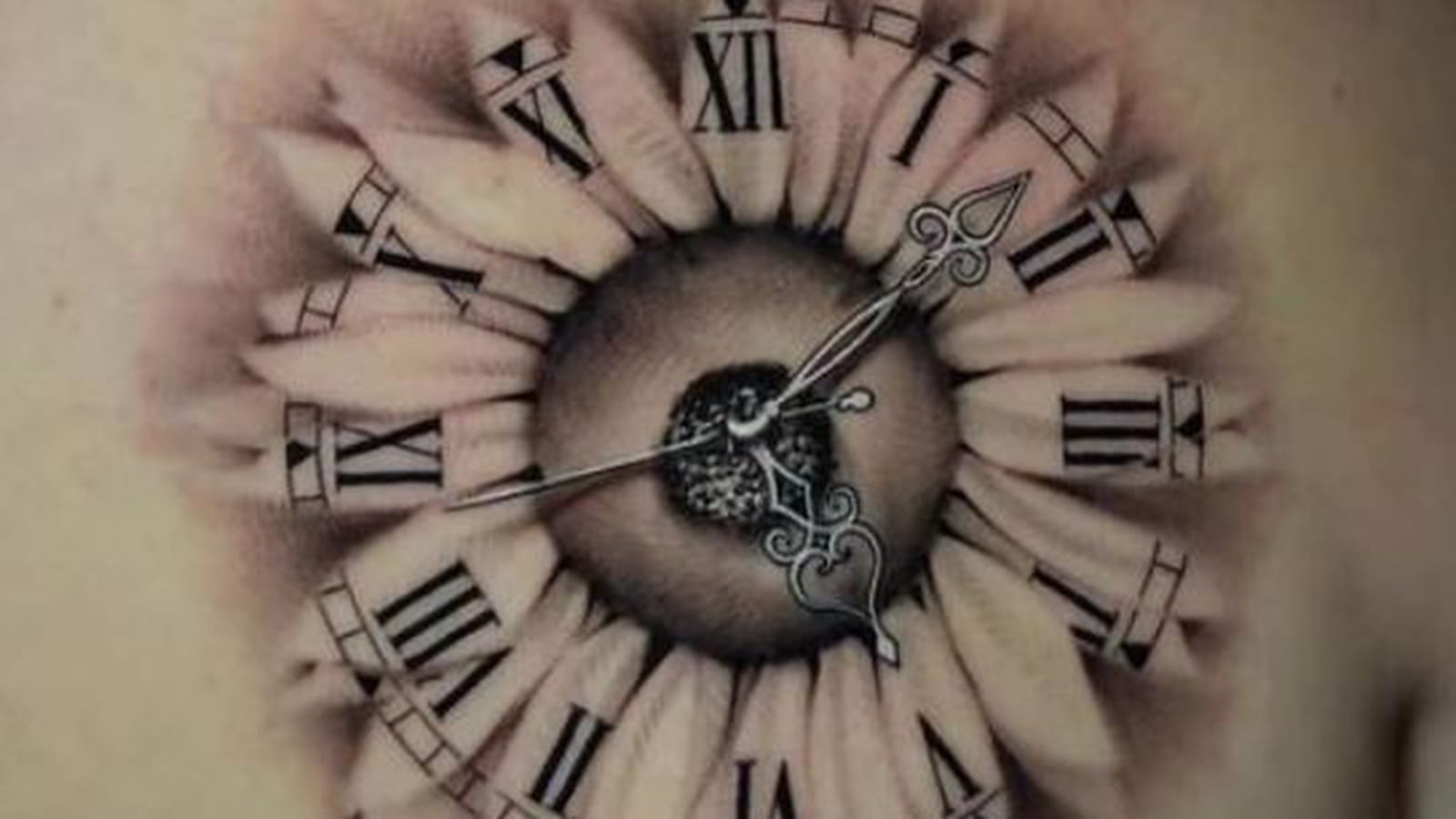 Horloge et tournesol sur l'omoplate