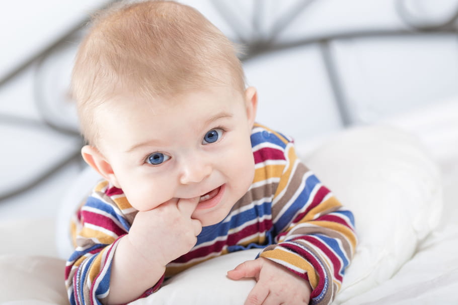 Eveil de bébé : développement selon son âge, comment le stimuler ?