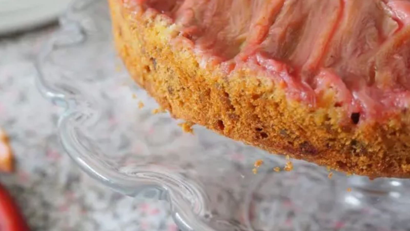 Gâteau renversé à la rhubarbe et aux amandes