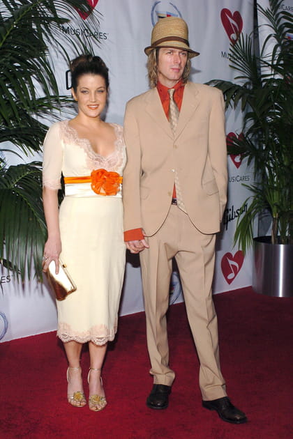 Lisa Marie Presley en robe blanche