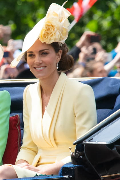Kate Middleton en ensemble jaune pastel Alexander McQueen