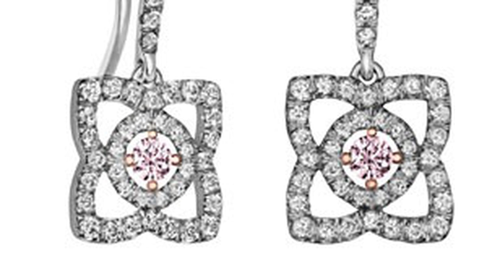 Les boucles d'oreilles "Lotus rose enchanté" de De Beers