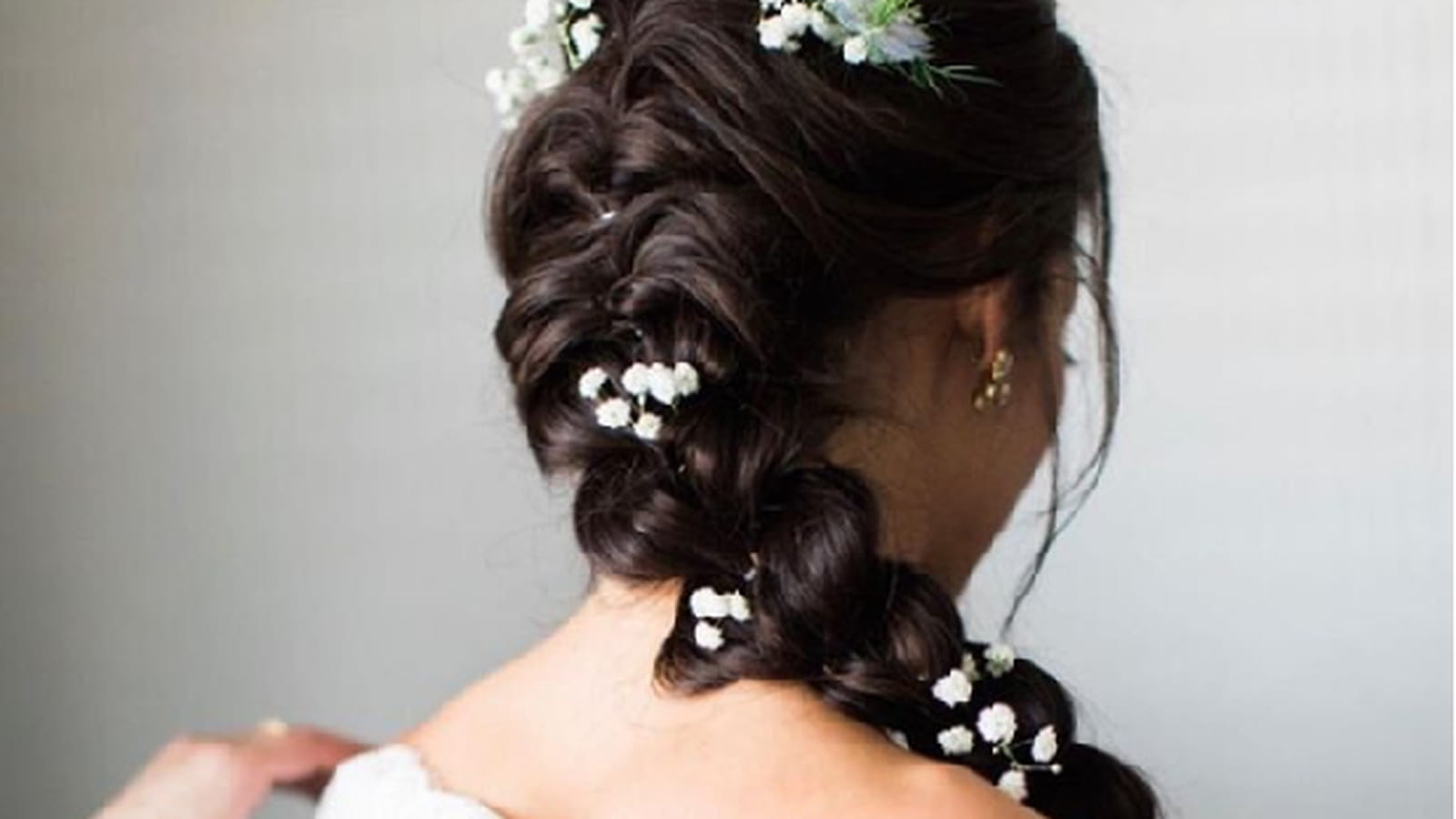 Une tresse au milieu des fleurs