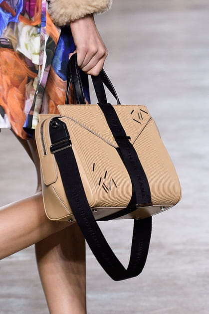 Le sac &agrave; bandouli&egrave;re du d&eacute;fil&eacute; Christopher Kane