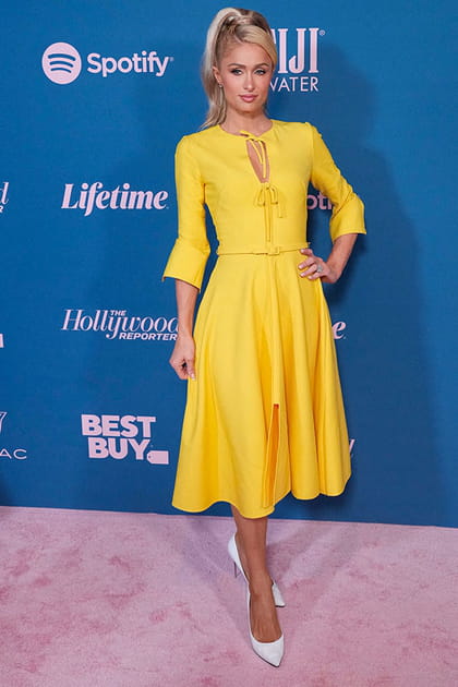 Paris Hilton en robe jaune ceinturée