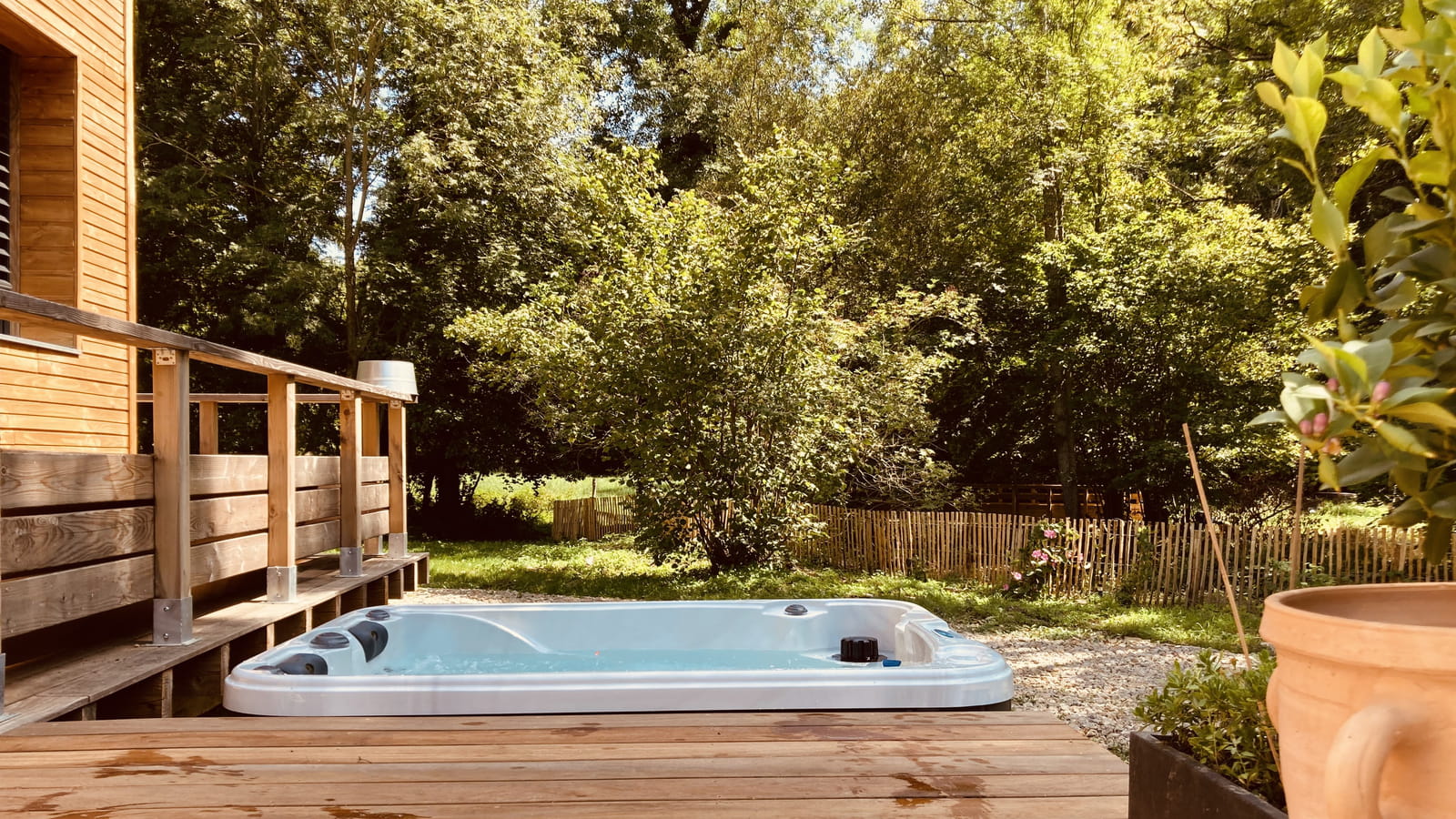 Terrasse avec jacuzzi