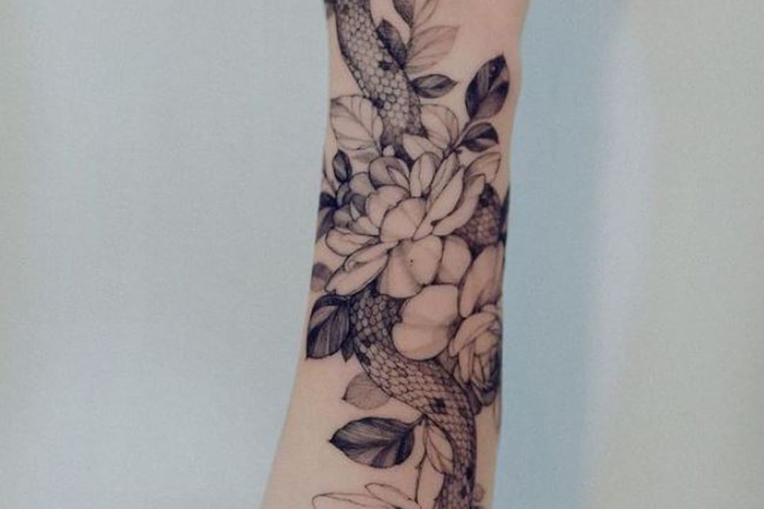 Serpent fleuri sur l'avant-bras