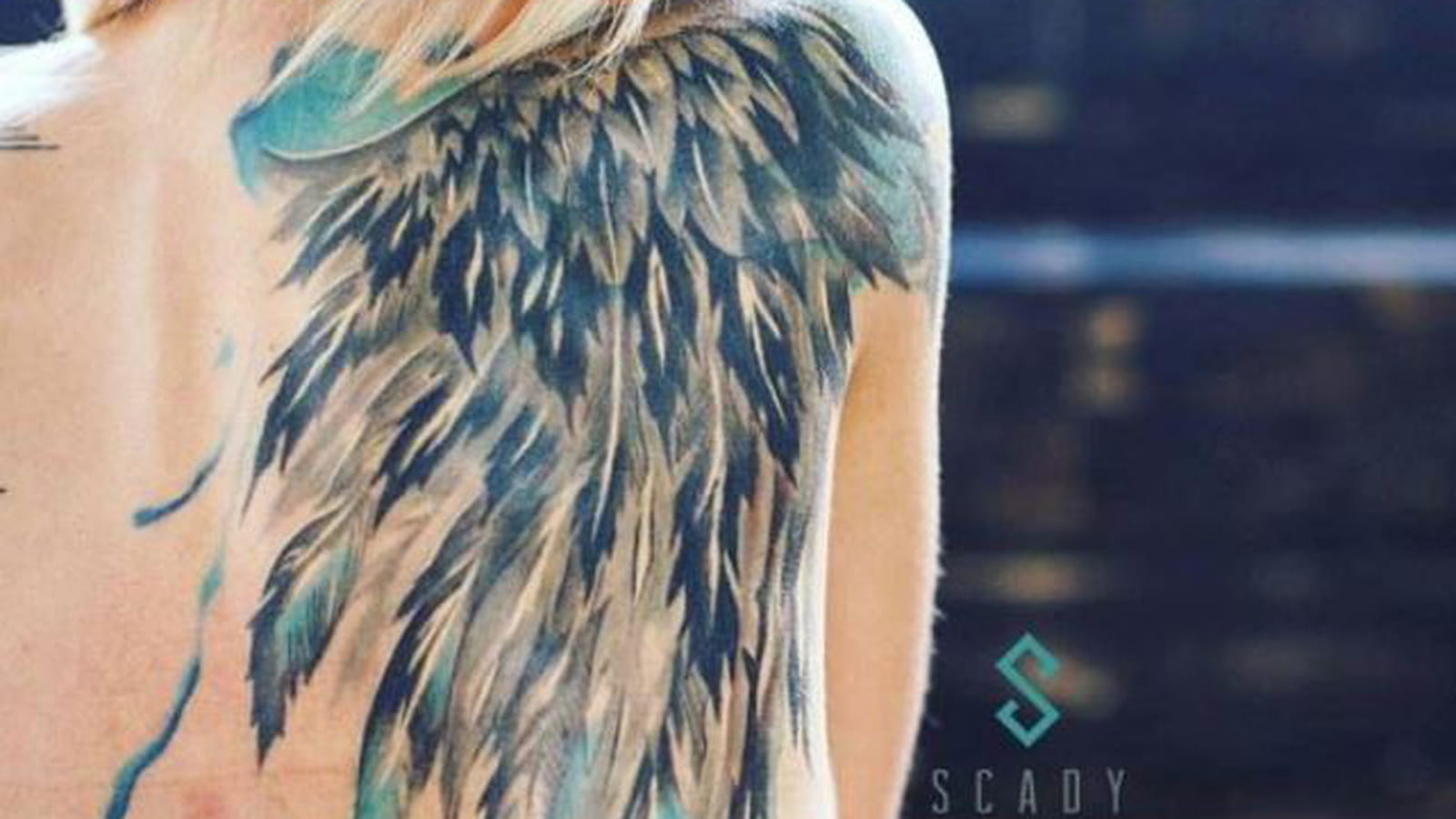 Tatouage plumes géantes dans le dos
