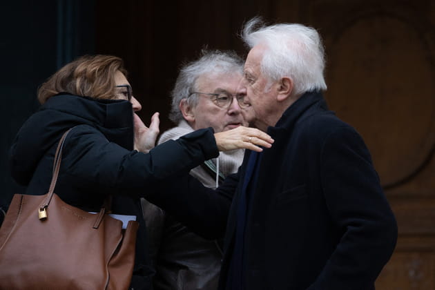 Obsèques de Niels Arestrup : Dominique Besnehard et André Dussollier se retrouvent devant l'église