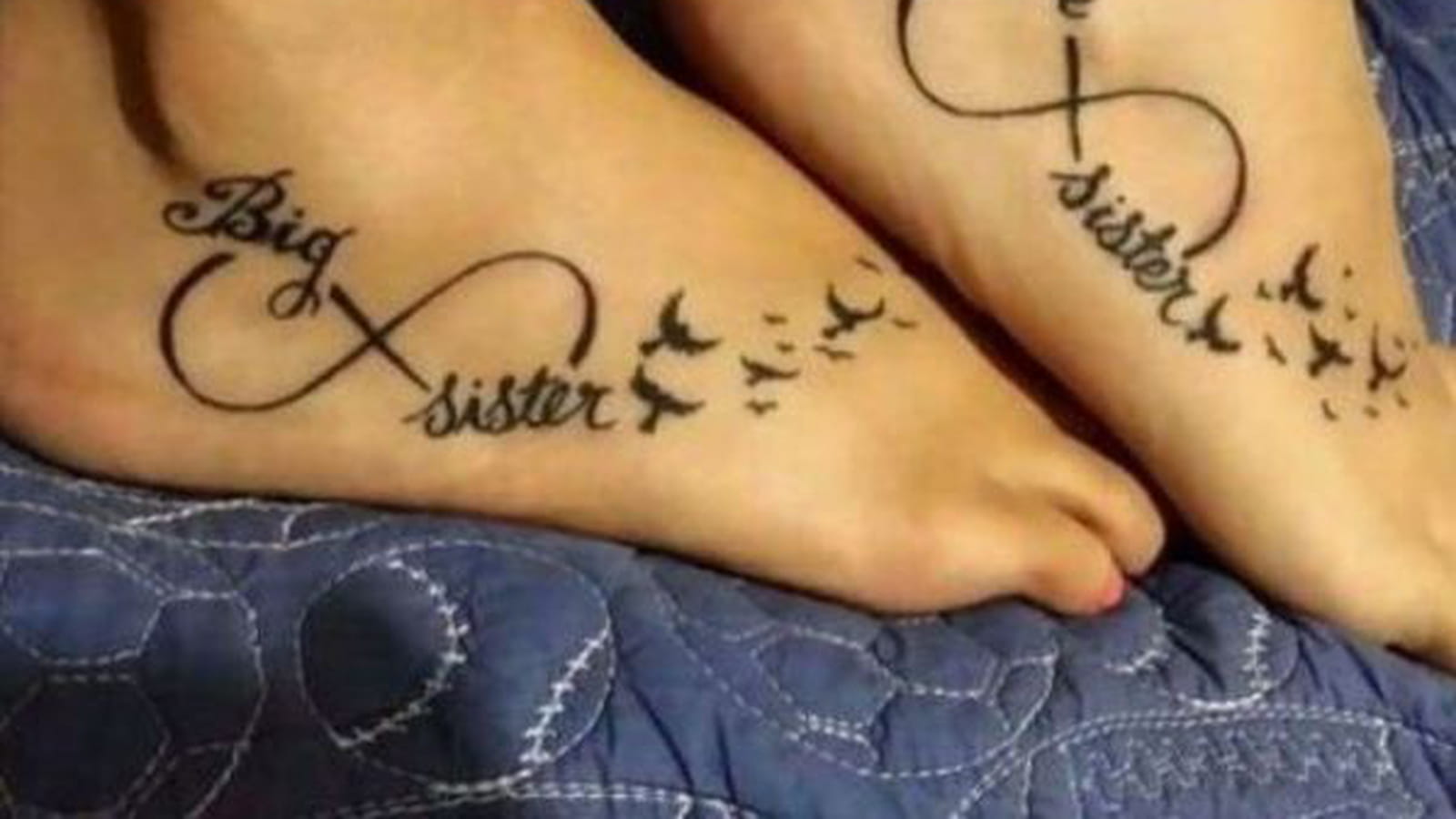 Petite et grande soeur à l'infini sur les pieds
