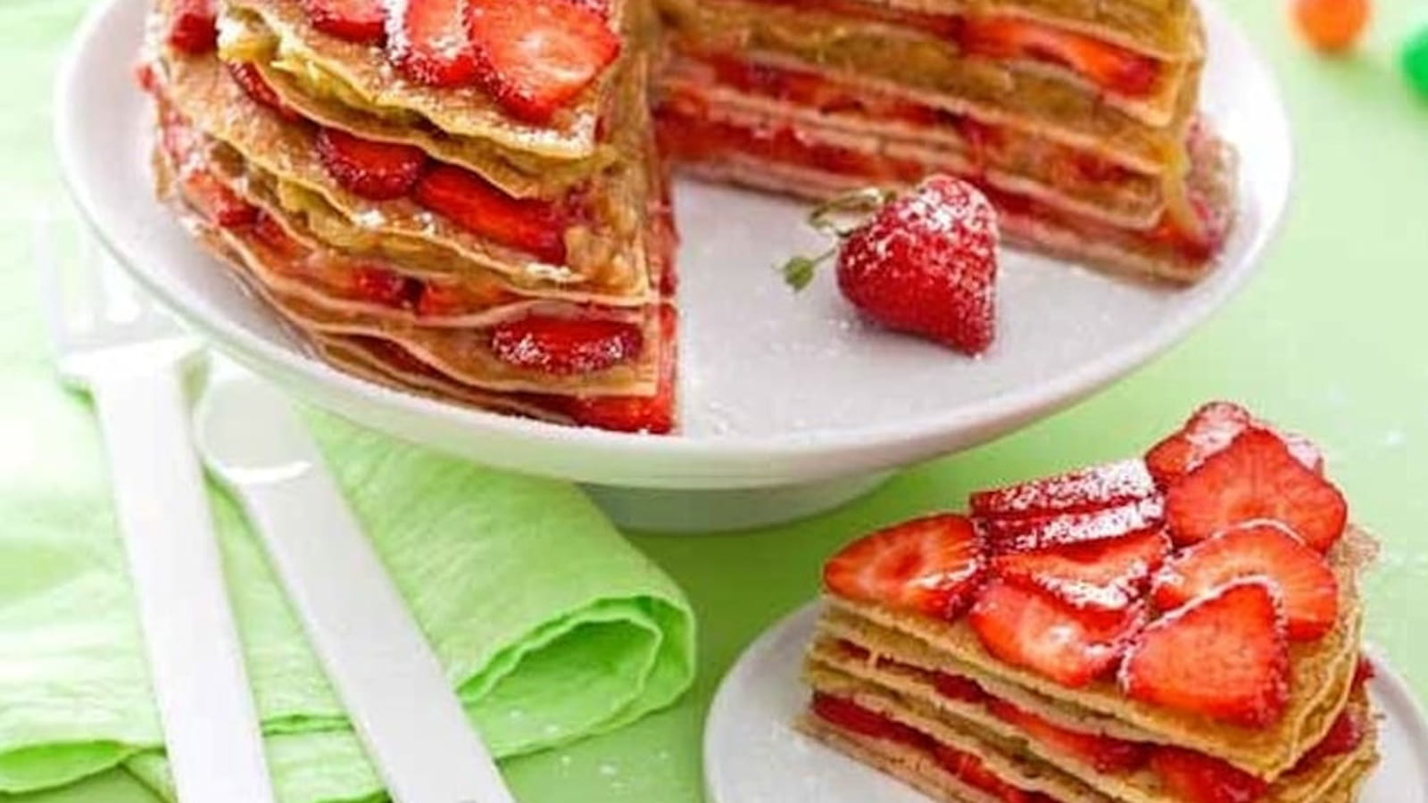 Gâteau de crêpes fraises-rhubarbe
