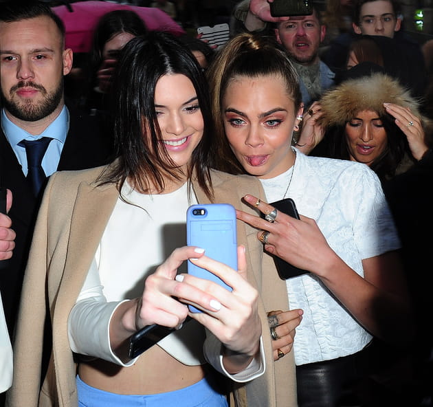 Kendall Jenner et Cara Delevingne : selfie à l'entrée du défilé Topshop Unique