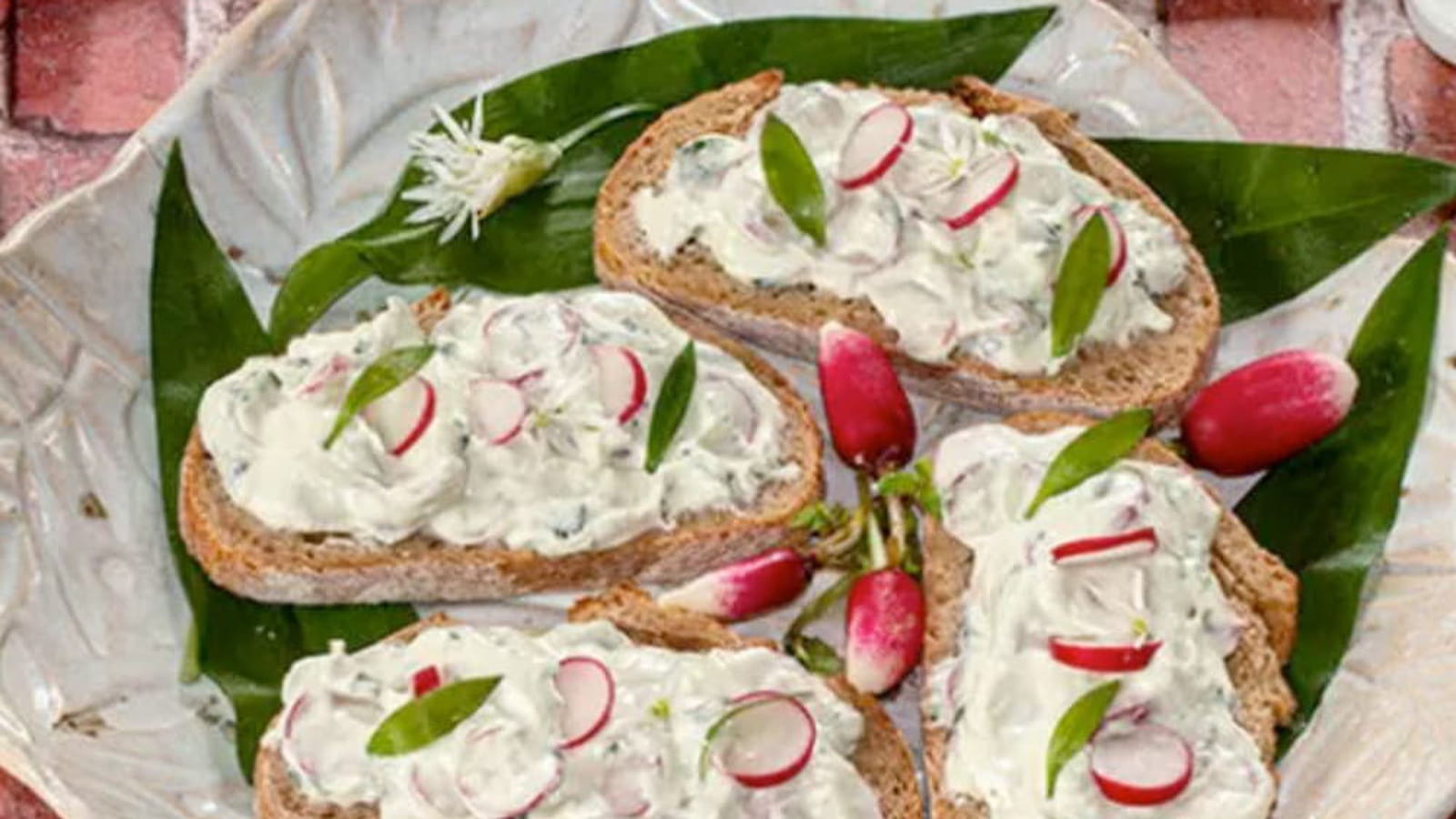 Tartine de faisselle de chèvre frais, radis et ail des ours