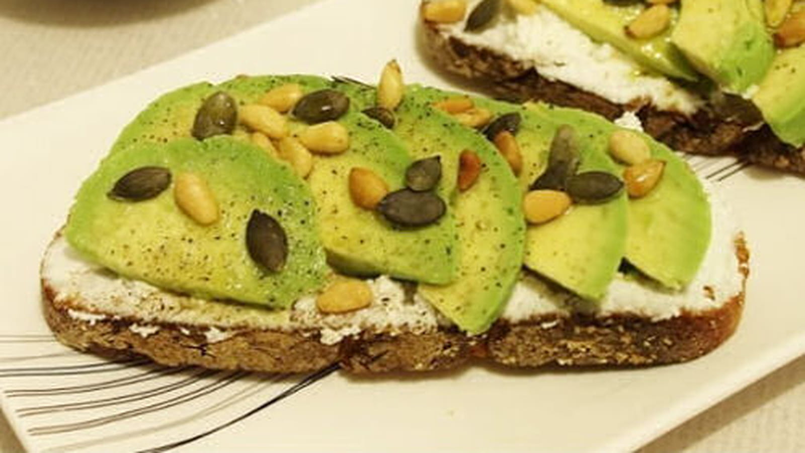 Avocado toast : avocats, chèvre frais et graines