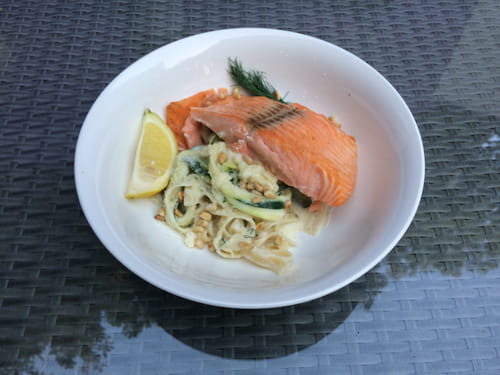 Pavés de saumon grillés aux tagliatelles de courgettes et pignons