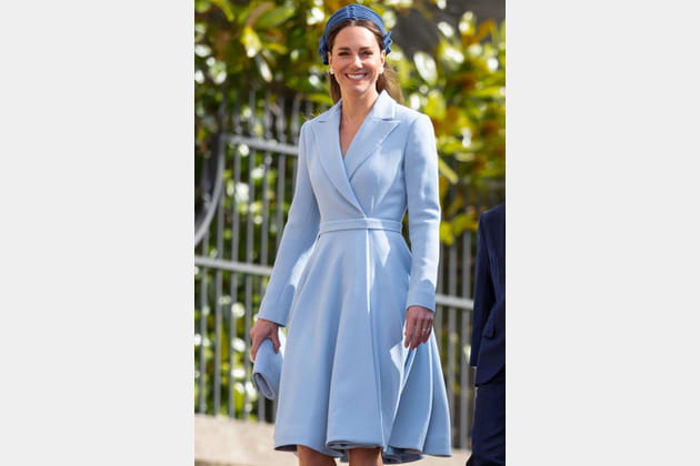Kate Middleton en robe manteau bleu ciel et pochette Emmy London