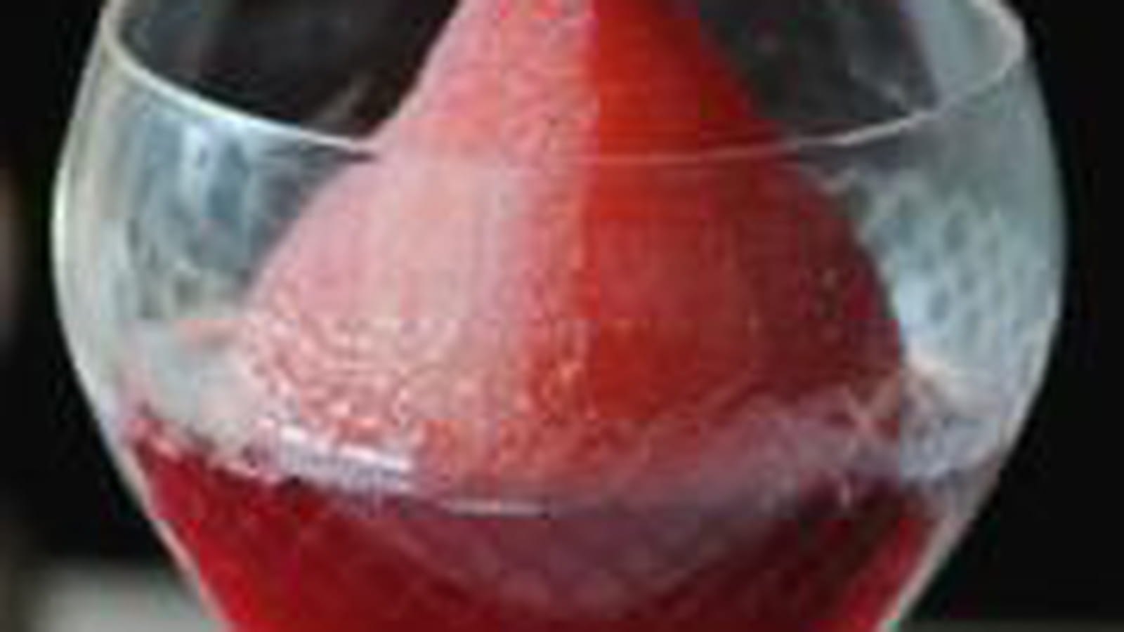 Poire pochée au vin rouge
