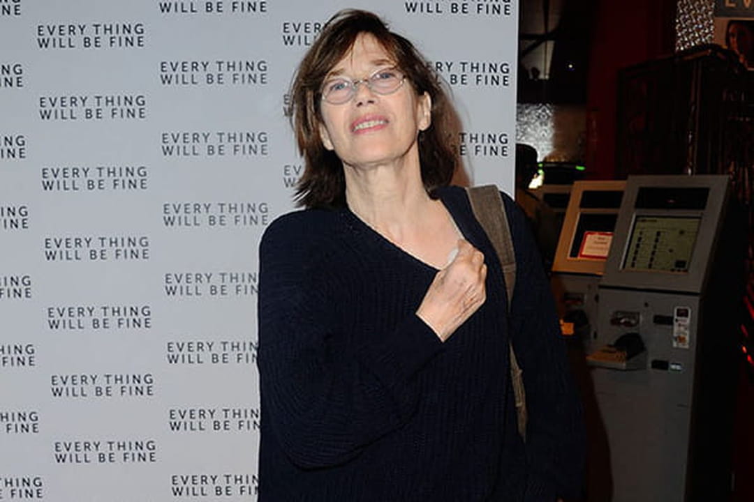 Jane Birkin en jean et baskets Converse