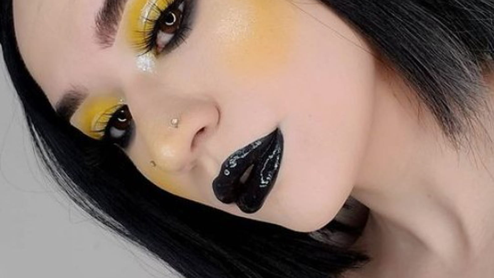 Maquillage gothique jaune et noir