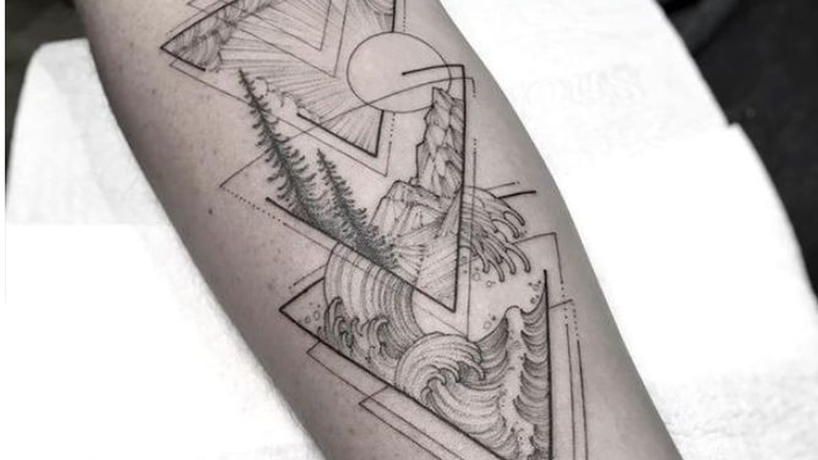Mer, montagne et triangles sur l'avant-bras