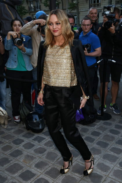 Vanessa Paradis en blouse dor&eacute;e