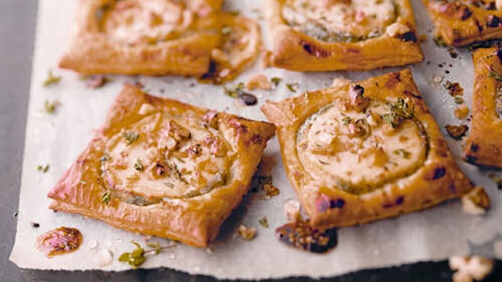 Tartelettes feuilletées au chèvre et aux noix