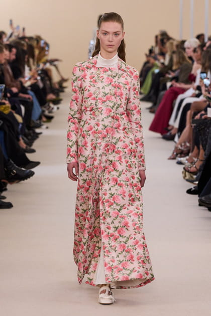 Ballerines blanches à nœuds et long manteau fleuri aperçus sur le défilé Giambattista Valli