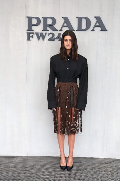 Anya Chalotra en chemise cintr&eacute;e et jupe &agrave; franges et &oelig;illets marron