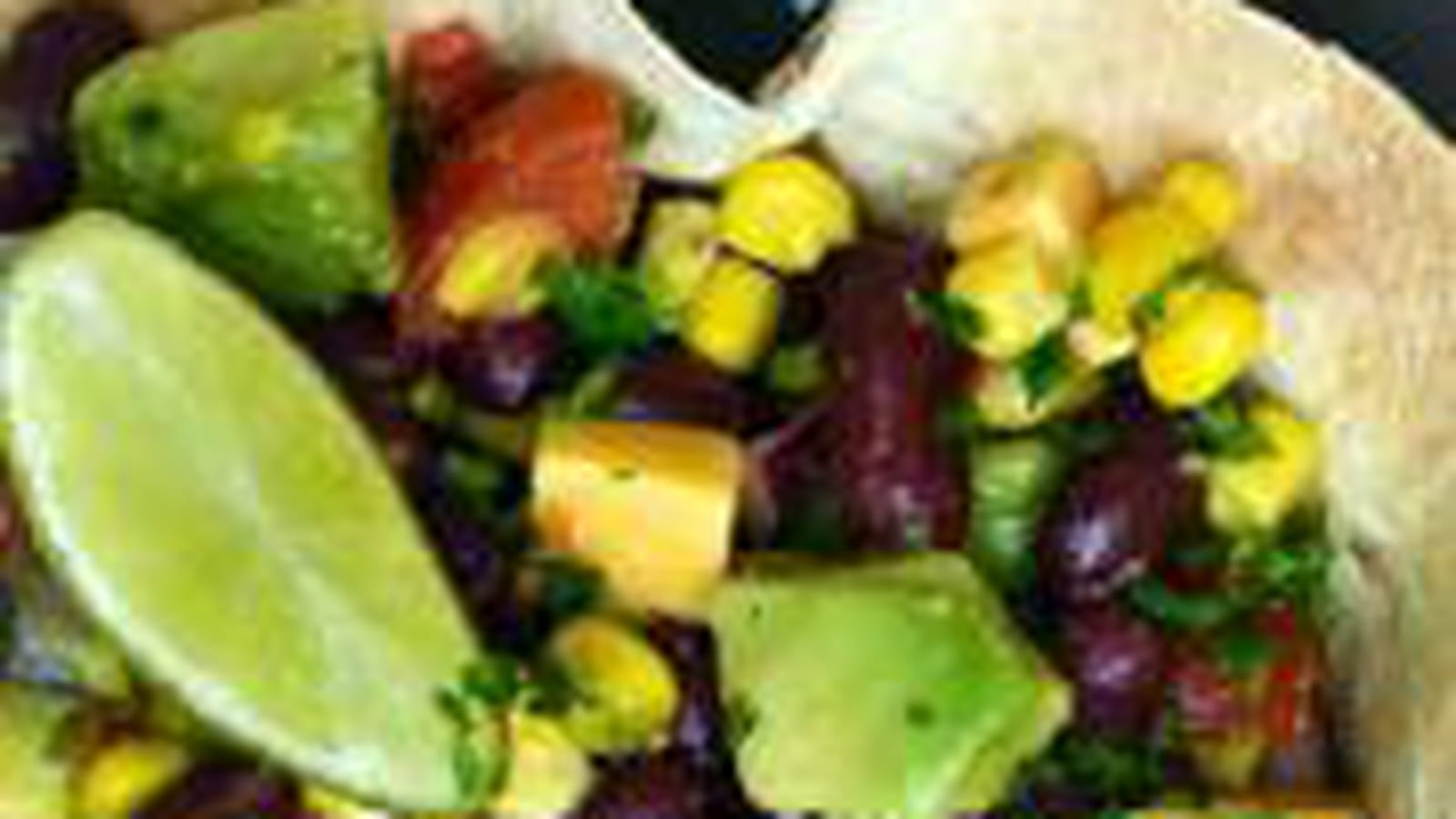 Salade de haricots rouges, avocat, maïs et cheddar au citron vert et huile pimentée