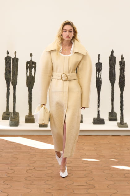 Look 1 du défilé Jacquemus "Les sculptures"
