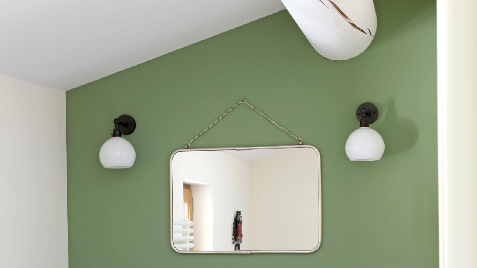 Touche de vert dans une salle de bains sous les toits