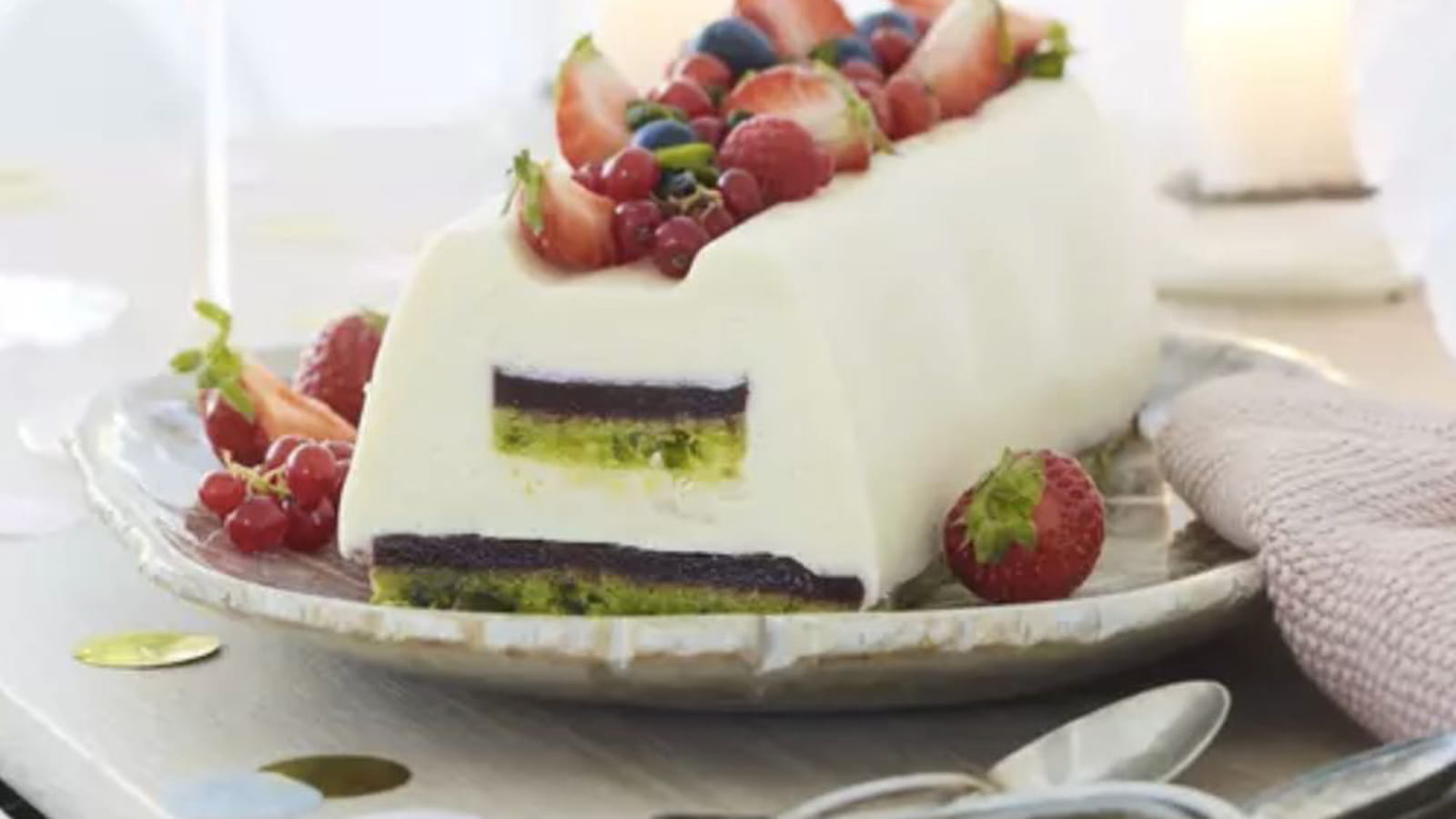 Bûche de Noël au chocolat blanc, fruits rouges et pistache