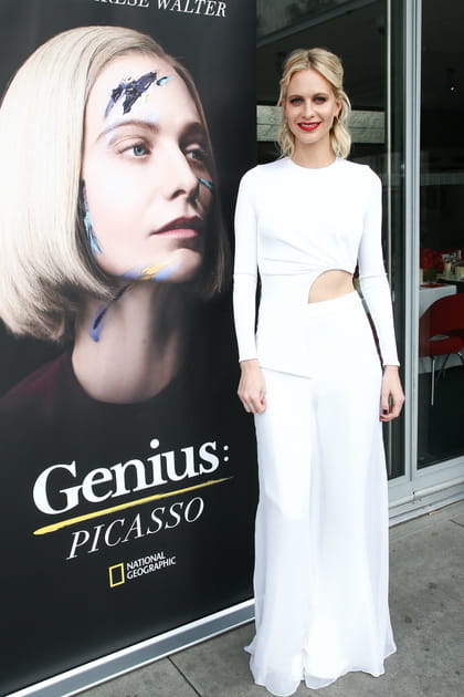 Poppy Delevingne en robe longue blanche cut out