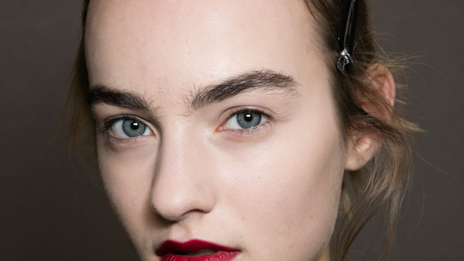 Les sourcils indisciplinés