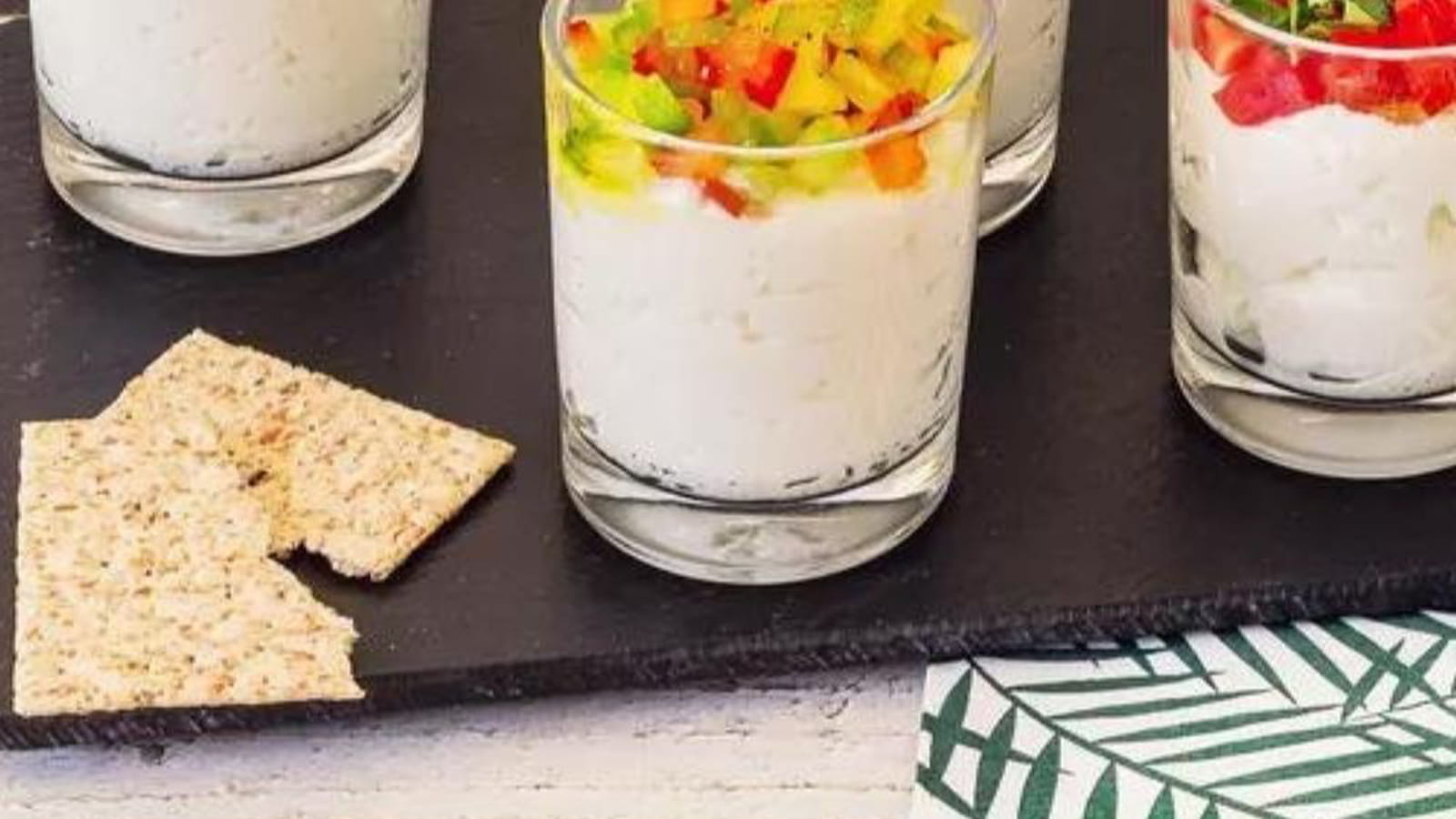 Assortiment de verrines apéritives de chèvre doux et frais