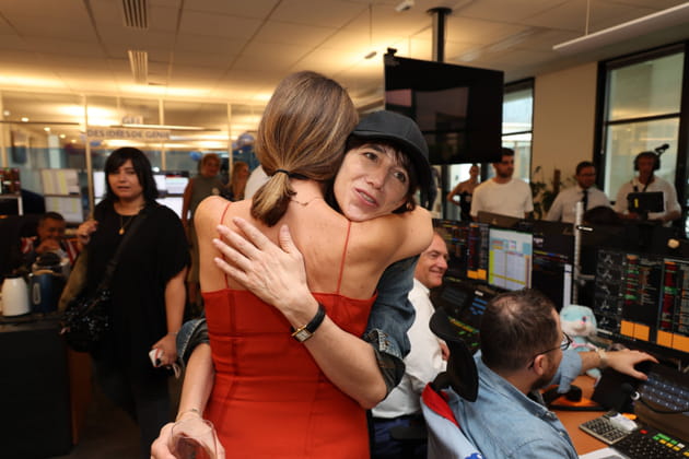 Quand Elsa Zylberstein et Charlotte Gainsbourg s'enlacent