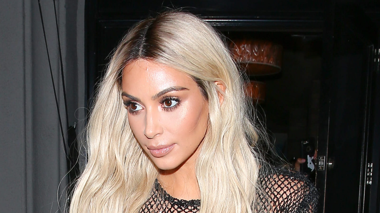 Cheveux blonds platine 