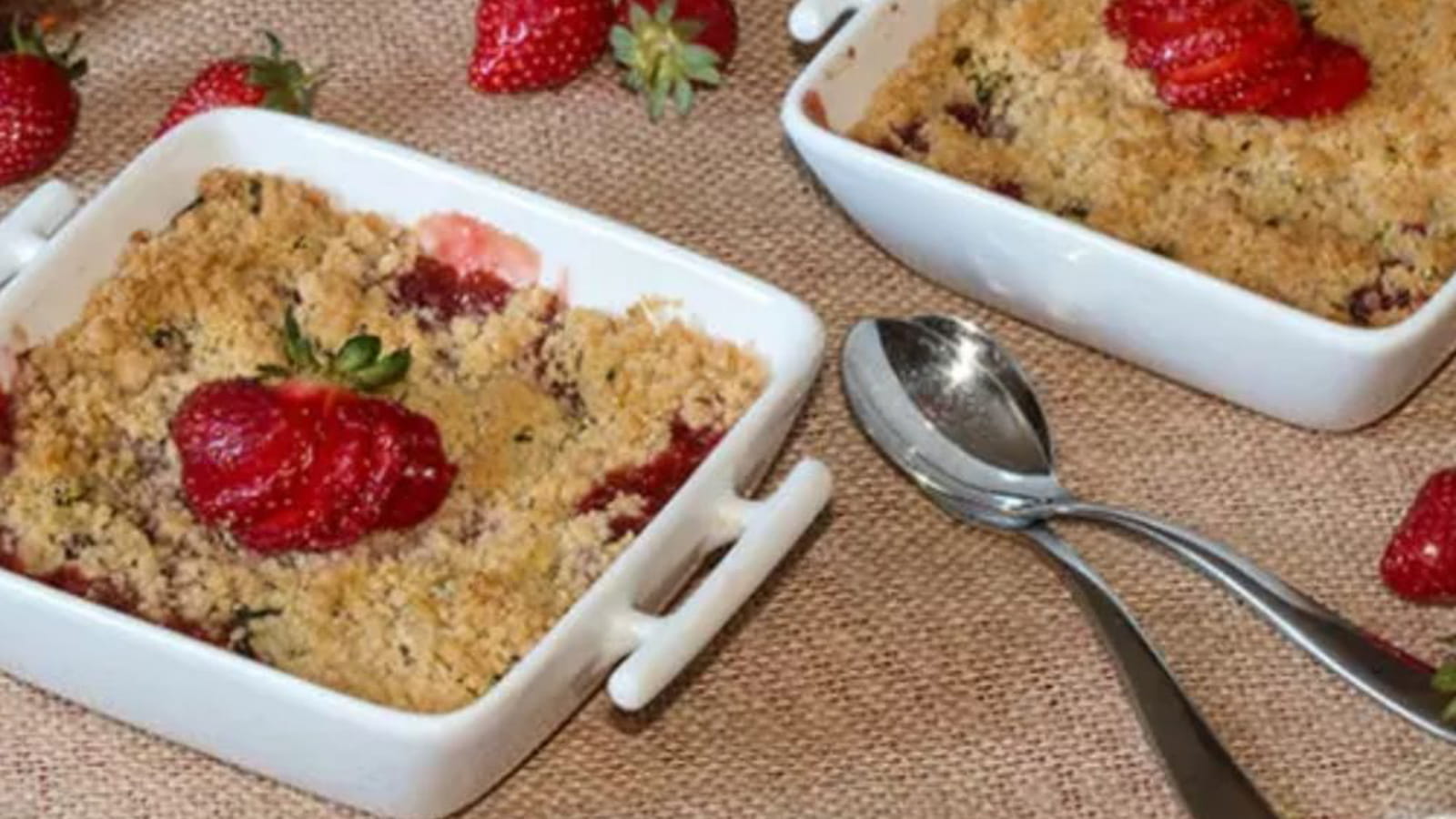 Crumble rhubarbe et fraises au sucre et sirop d’érable