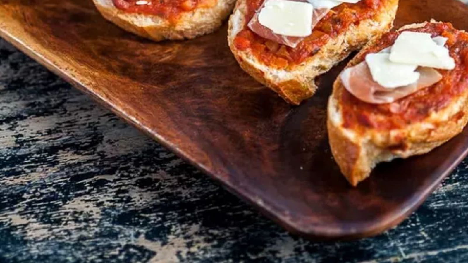 Bruschetta sauce tomate de Marmande, jambon de pays et Ossau Iraty