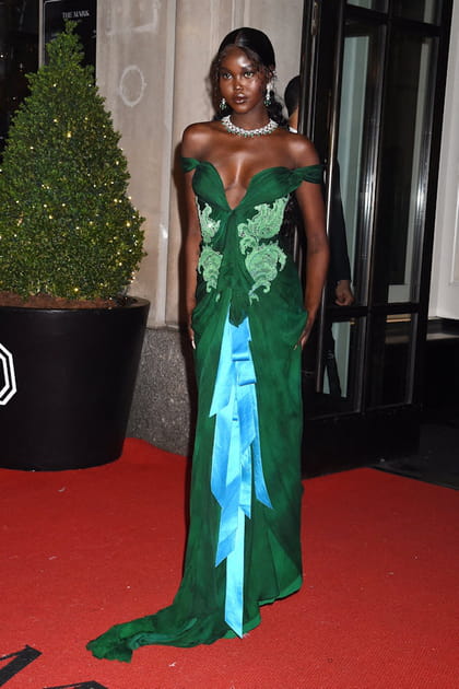 Adut Akech en robe longue verte et n&oelig;ud bleu Christian Lacroix de 2003