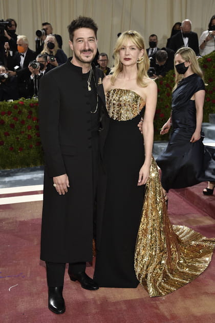 Marcus Mumford et Carey Mulligan en Schiaparelli