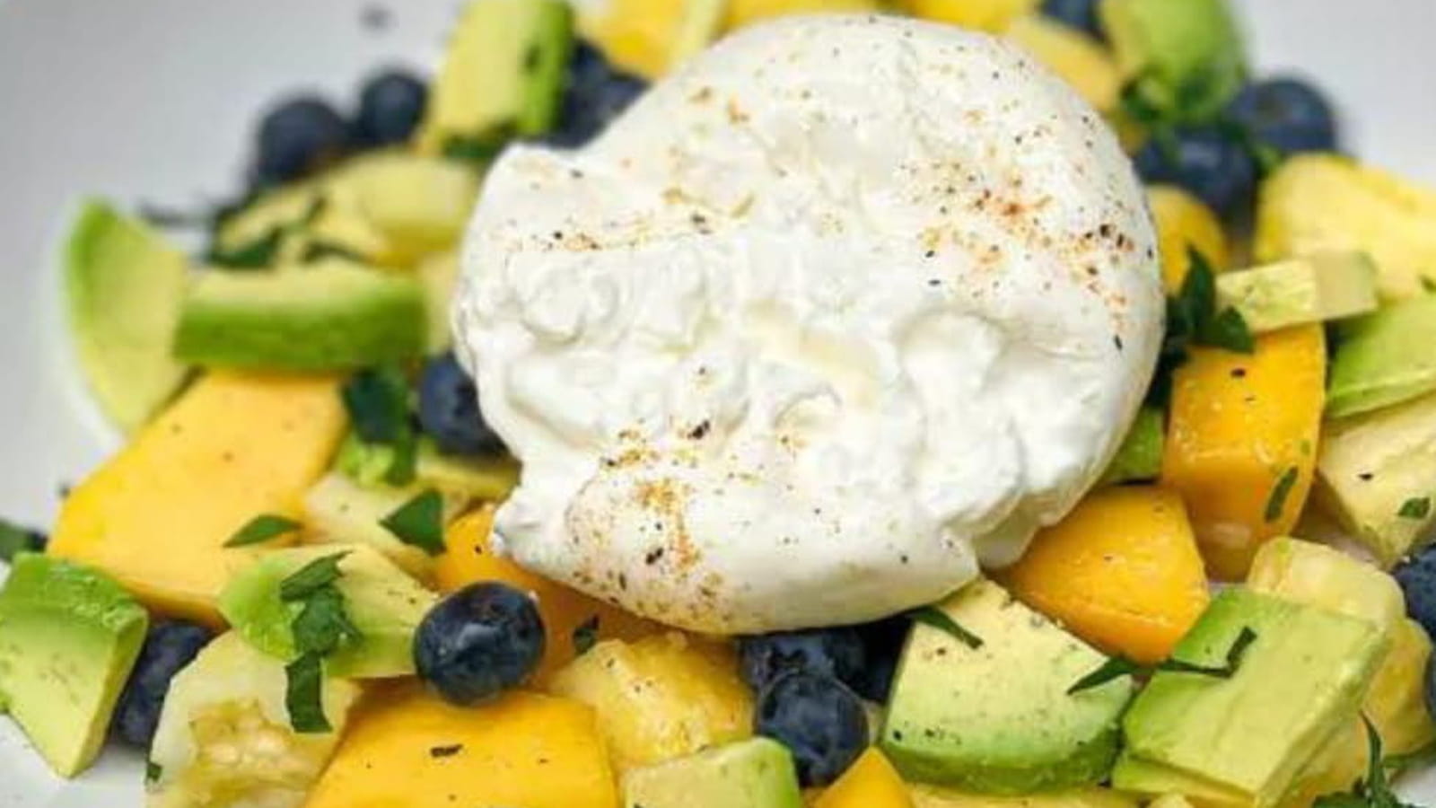 Salade de fruits à la burrata et coriandre