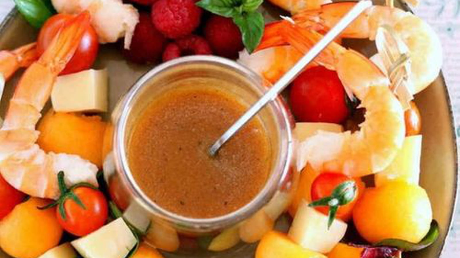 Petites brochettes estivales et vinaigrette à la pêche