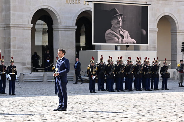 Emmanuel Macron, durant l'hommage &agrave; Michel Bouquet aux Invalides, le 27&nbsp;avril