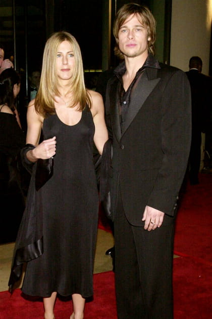 Jennifer Aniston en robe noire décolleté rond