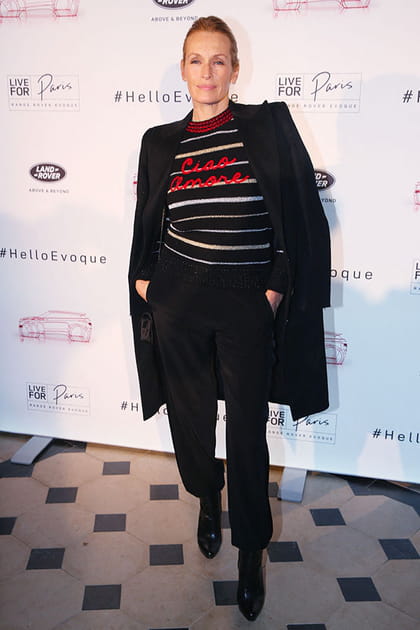 Estelle Lefébure en pantalon noir et pull à message