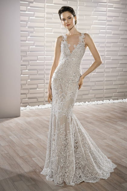 Une robe en broderies, Demetrios