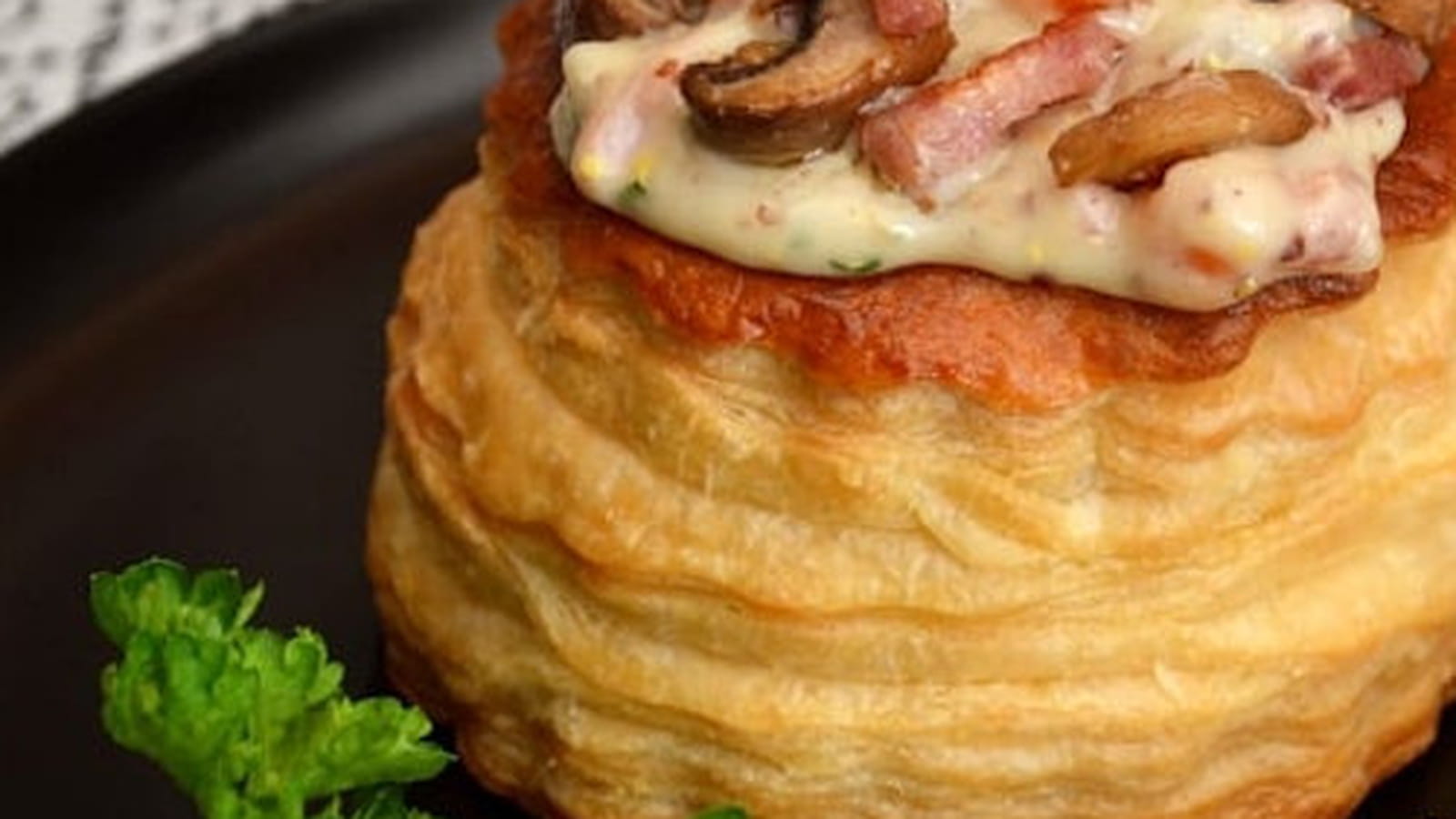 Vol-au-vent aux champignons, carottes et lardons, béchamel persillée à la moutarde à l'ancienne