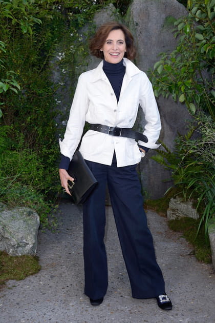 Ines de la Fressange en veste en jean blanche ceinturée