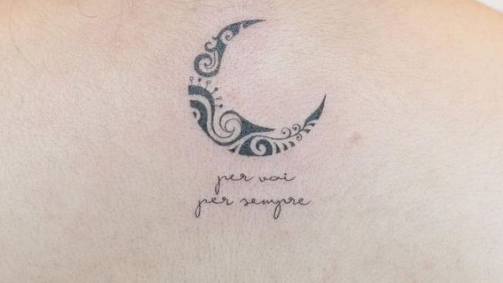 Lune tribale dans le dos